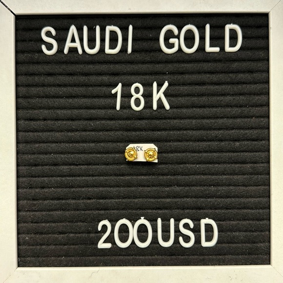 18K Saudi Gold Earrings - Picture 2 of 4